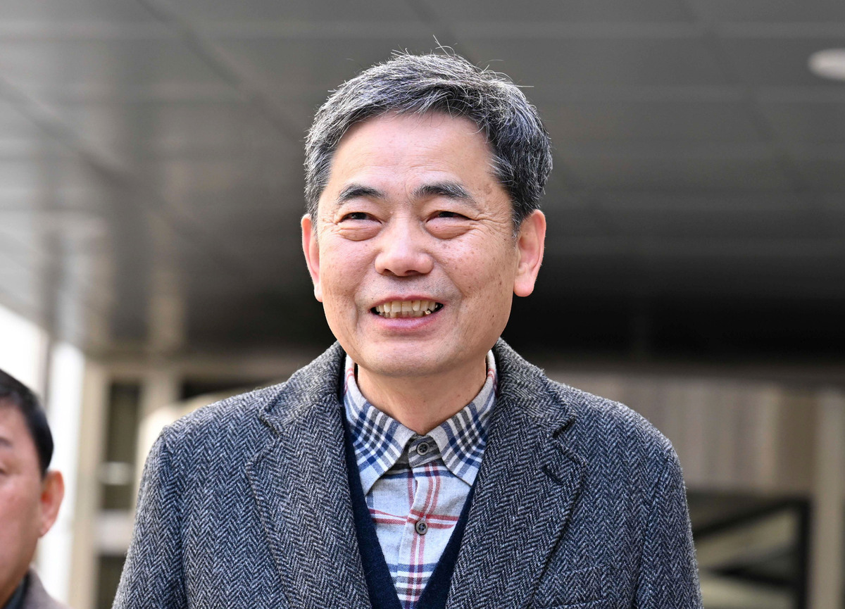 곽상도 전 국민의힘 의원이 6일 서울 서초구 서울중앙지법에서 열린 범죄수익은닉규제법 위반 혐의 1심 선고공판에서 공소 기각을 선고받은 뒤 법정을 나서며 입장을 말하고 있다.&nbsp; &nbsp;뉴시스