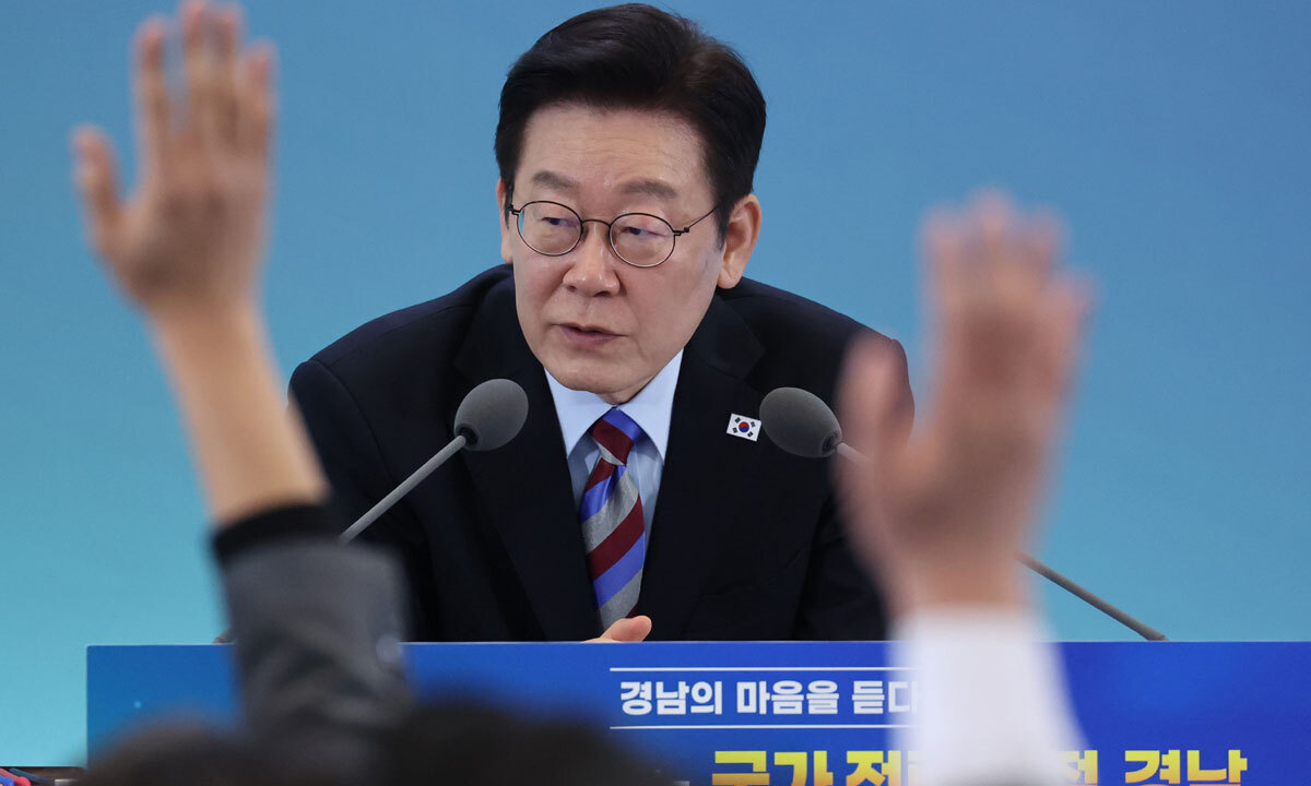 이재명 대통령이 6일 창원 성산구 창원컨벤션센터에서 열린 '경남의 마음을 듣다'' 타운홀미팅 간담회에서 참석자들의 발언권 요청을 받고 있다. 연합