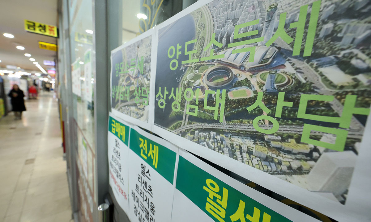 이재명 대통령의 연이은 고강도 부동산 메시지에 서울 강남3구 등에서 급매물이 늘어난 지난 5일 서울 송파구의 한 공인중개사 사무실에 양도소득세 상담 안내문이 붙어 있다. 뉴시스