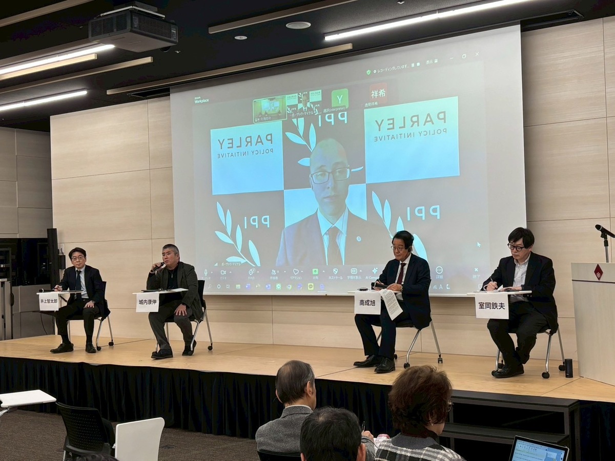 지난달 31일 일본 도쿄 와세다대에서 열린&nbsp;국제 학술 심포지엄에서 남성욱 숙명여대 석좌교수(오른쪽 두 번째),&nbsp;무로오카 데쓰오&nbsp;전 방위연구소 이론연구부장(오른쪽) 등이&nbsp;시로우치&nbsp;야스노부 전 도쿄신문 베이징특파원의 발언을 듣고 있다. 와세다대 일미연구소 제공