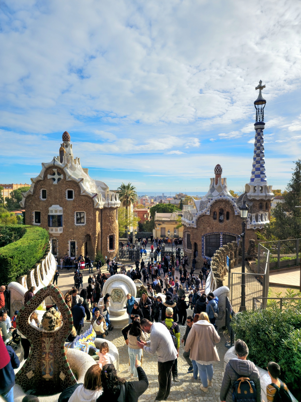 드래건 계단에서 본 구엘공원 입구 파빌리온.