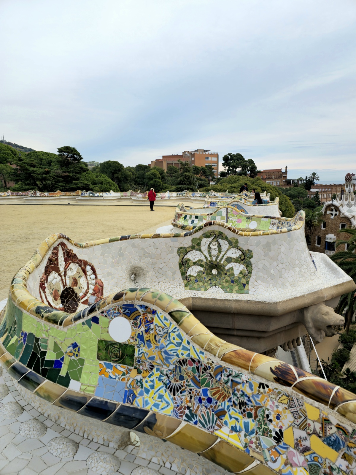 트랜카디스 기법이 도드라진 물결 벤치.