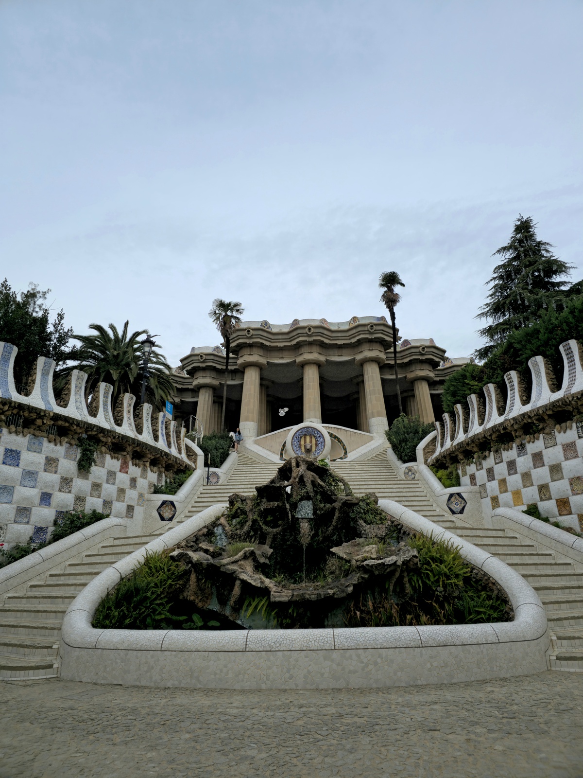 가우디 메스로 입장한 이른 아침 한산한 구엘 공원 드래건 계단.