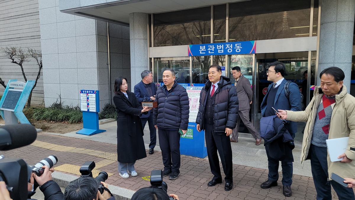 정치자금법 위반 등의 혐의로 재판에 넘겨진 명태균씨가 1심에서 정치자금법 위반 혐의에 대해 무죄가 선고되자 취재진에게 입장을 밝히고 있다.