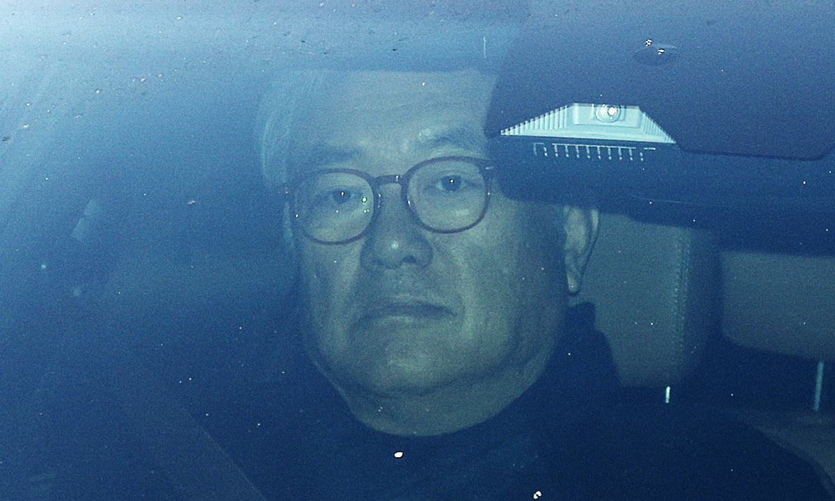 윤석열 전 대통령 파면 직후 대통령실 컴퓨터(PC) 초기화를 지시한 의혹을 받는 정진석 전 대통령비서실장이 피의자 신분으로 조사를 받기 위해 8일 서울 경찰청 3대 특검 특별수사본부로 출석하고 있다.