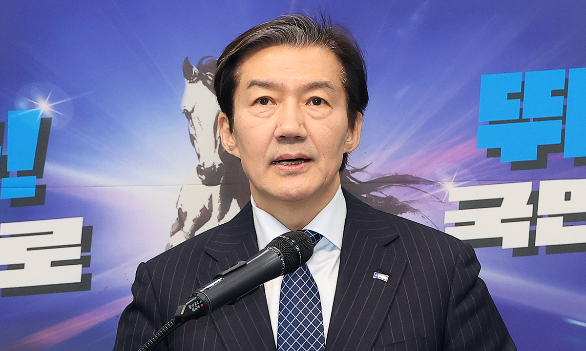 조국혁신당 조국 대표가 8일 국회에서 기자간담회를 열고 합당을 제안한 더불어민주당을 향해 "설 연휴가 시작되는 13일 전에 민주당의 공식 입장을 결정해달라"고 촉구하고 있다. 연합뉴스