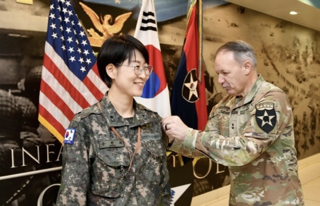 한미연합사단 부사단장인 문한옥 육군 준장(왼쪽)과 사단장인&nbsp;찰스 롬바르도 미 육군 소장. 연합뉴스