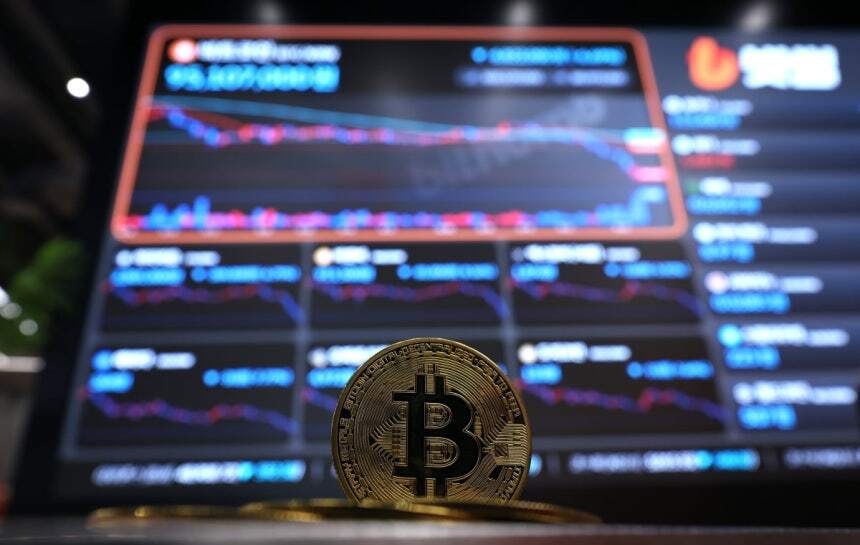 서울 강남구 빗썸 라운지에 설치된 암호화폐 시세 현황판 앞에 비트코인을 형상화한 조형물이 놓여 있다. 사진=뉴스1