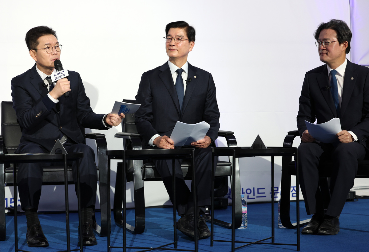 정원오 성동구청장이 8일 오후 서울 영등포구 올댓마인드에서 열린 북콘서트 '매우만족, 정원오입니다'에 참석해 발언을 하고 있다. 왼쪽부터 정 구청장, 더불어민주당 이해식, 채현일 의원.&nbsp; &nbsp; 뉴시스