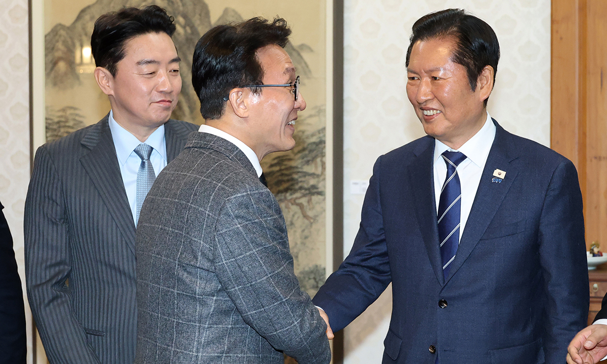 멀어진 시선, 마음의 거리인가 제6차 고위당정협의회가 열린 8일 김민석 국무총리(왼쪽)가 서울 종로구 국무총리공관에서 더불어민주당 정청래 대표와 악수하며 다른 곳을 쳐다보고 있다. 이재명 대통령이 2차 종합특검 후보 중 민주당이 추천한 인사에 불쾌감을 드러낸 것으로 알려지면서 검찰개혁안과 합당 문제 등에 이어 당·청 간 갈등이 재점화하고 있다. 뉴시스