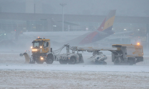 전국 덮친 한파에 폭설·강풍까지…하늘·바다·땅 꽁꽁 얼었다