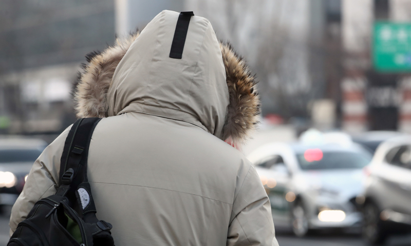 (서울=뉴스1) 김민지 기자 = 찬바람이 불면서 영하권 추위가 찾아온 14일 오전 서울 광화문 네거리에서 시민들이 발걸음을 옮기고 있다. 2023.2.14/뉴스1