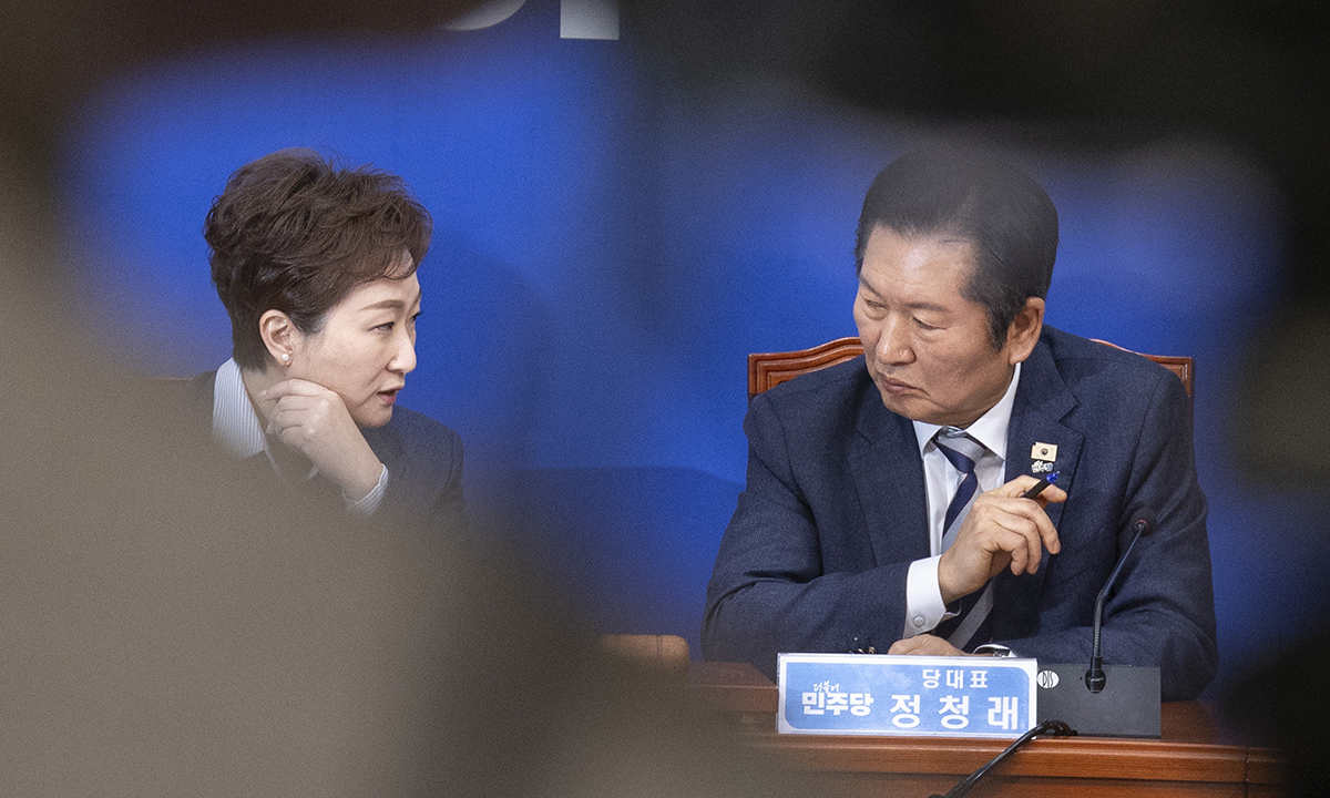 더불어민주당 정청래 대표와 이언주 최고위원이 9일 국회에서 열린 최고위원회의 도중 대화하고 있다. 연합뉴스