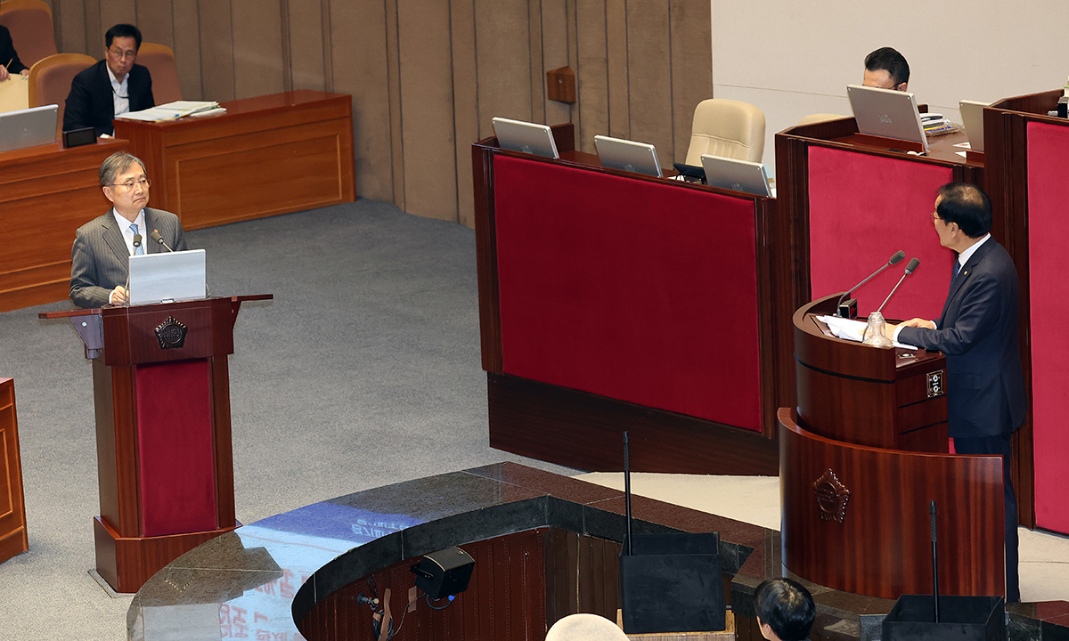 조현 외교부 장관이 9일 국회 본회의장에서 열린 정치·외교·통일·안보 분야 대정부질문에서 더불어민주당 윤후덕 의원의 질문에 답하고 있다.