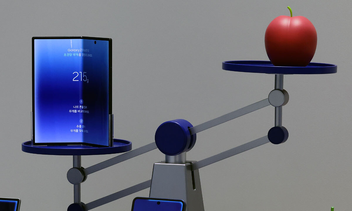 서울 마포구 삼성스토어 홍대에 갤럭시 Z폴드가 전시되어 있다. 뉴시스