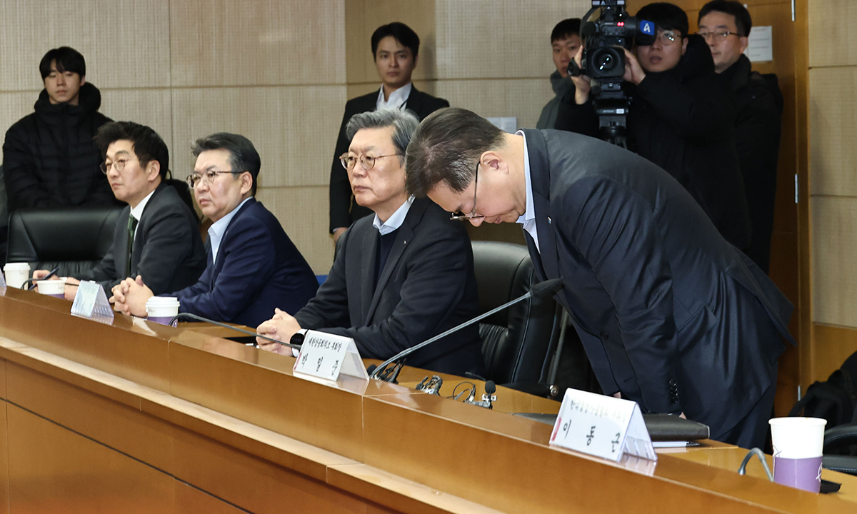 대한상공회의소 상근부회장(오른쪽)이 9일 산업통상부가 서울 종로구 한국무역보험공사에서 개최한 6개 경제단체 긴급현안 점검회의에서 ‘한국 고액 자산가 해외 유출’ 관련 보도자료 배포에 대한 사과문을 발표한 뒤 고개를 숙이고 있다. 대한상의는 팩트체크를 의무화하는 등 내부 검증 체계를 강화하고 전 직원 대상 관련 교육도 시행하기로 했다. 연합뉴스