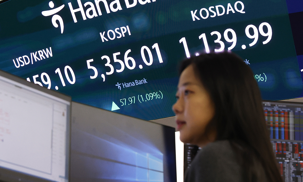 코스피가 상승 출발한 10일 서울 중구 하나은행 본점 딜링룸 전광판에 증시 시황이 표시되어 있다. 뉴스1