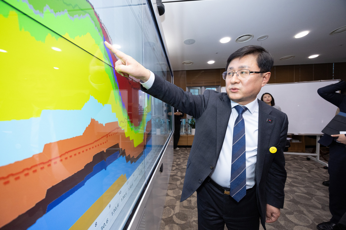 김성환 기후에너지환경부 장관이 9일 정부세종청사 기후부 장관실에 설치된 '일일 전력 수급 현황판'을 보고 있다. 기후부 제공