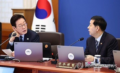 이재명 대통령이 10일 청와대에서 열린 국무회의에서 구윤철 부총리 겸 재정경제부 장관과 대화하고 있다. 연합뉴스