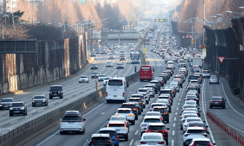 지난 2025년 서울 서초구 잠원IC 인근 경부고속도로 상행선 귀경길이 비교적 원활한 교통 흐름을 보이고 있는 모습. 뉴시스