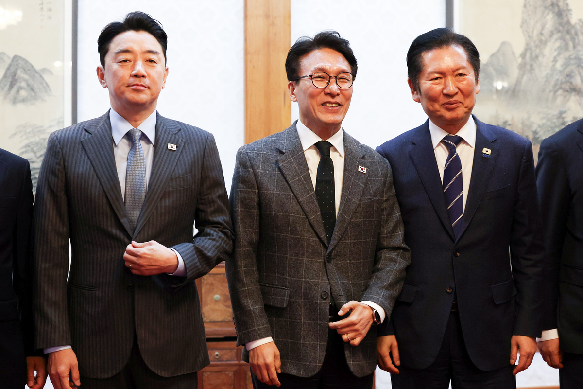 김민석(가운데) 국무총리와 정청래 더불어민주당 대표, 강훈식(왼쪽) 대통령비서실장이 8일 오후 서울 종로구 국무총리공관에서 열린 제6차 고위당정협의회에서 참석자들과 기념촬영을 하고 있다. 뉴시스