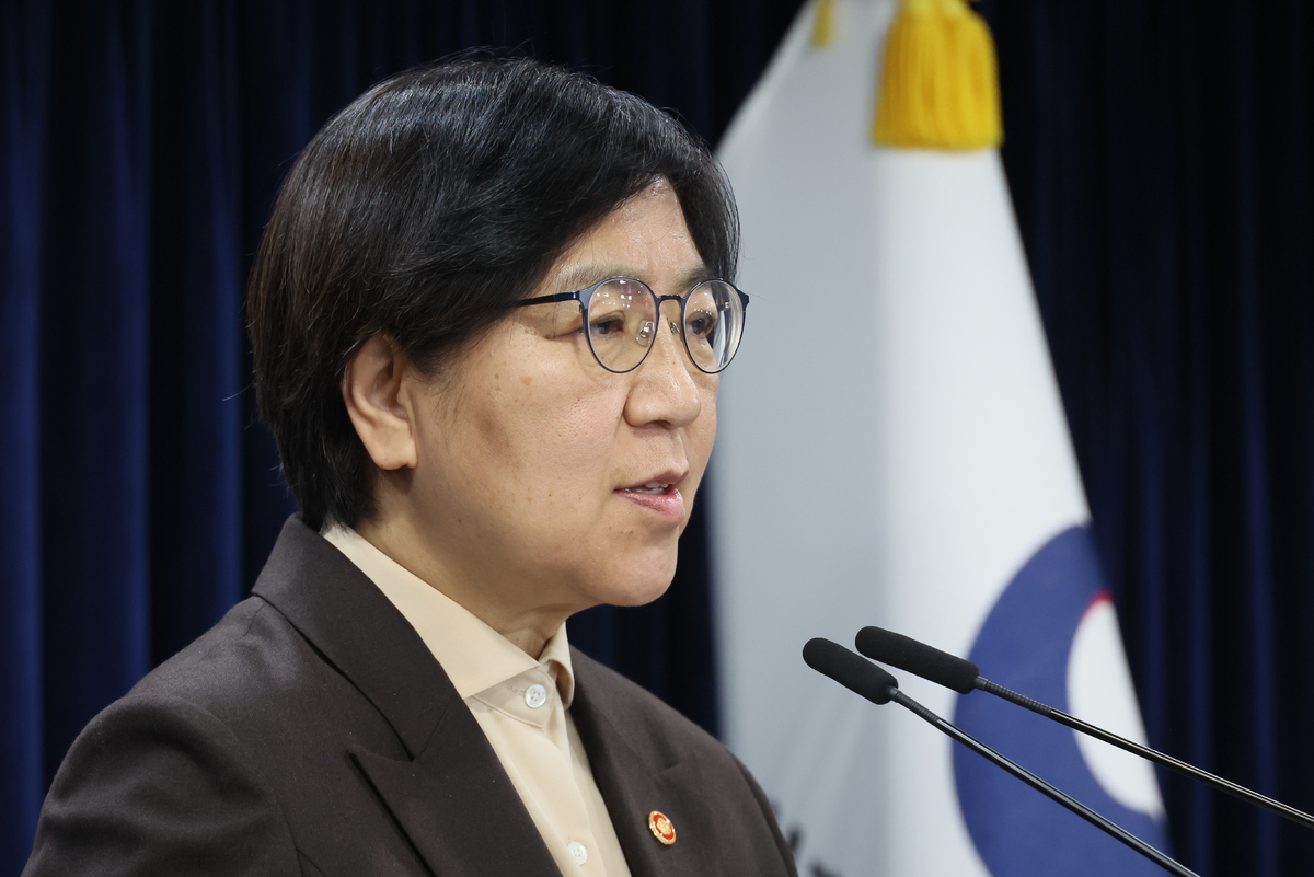 정은경 보건복지부 장관이 10일 서울 종로구 정부서울청사에서 2027학년도 이후 의사인력 양성규모 관련 브리핑을 하고 있다.