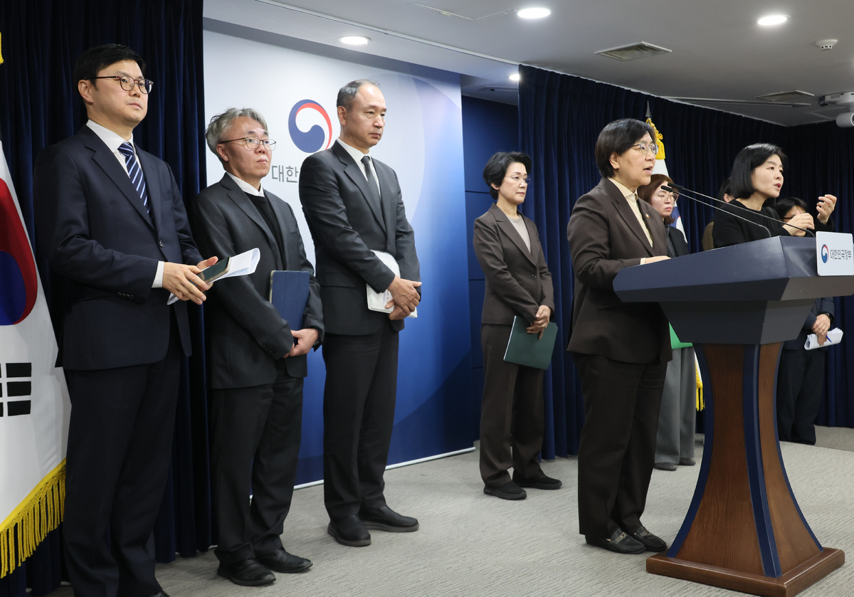 정은경 보건복지부 장관이 10일 서울 종로구 정부서울청사에서 2027학년도 이후 의사인력 양성규모 관련 브리핑을 마친 뒤 취재진의 질문에 답하고 있다.
