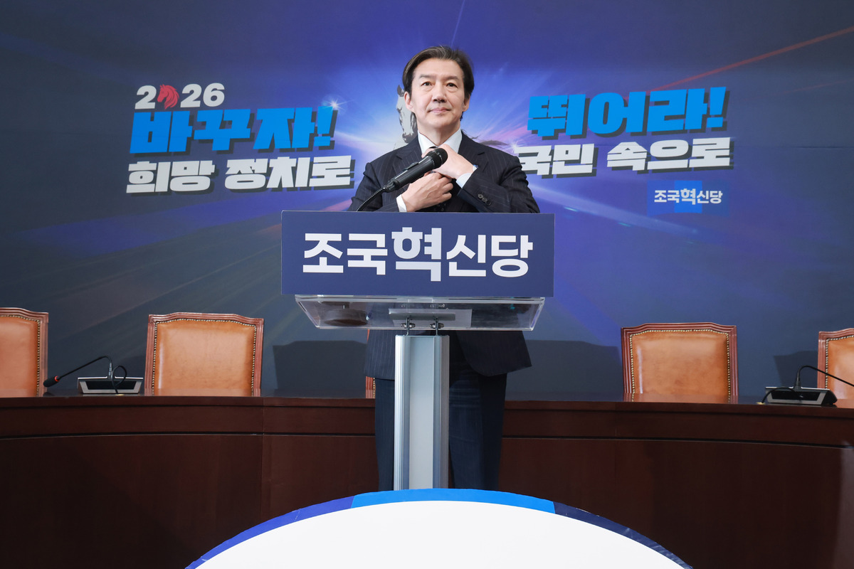 조국혁신당 조국 대표가 11일 국회에서 열린 최고위원회의에서 더불어민주당의 연대·통합 추진 준비위 구성 제안에 대한 입장을 밝히기 전 넥타이를 고쳐 매고 있다. 연합뉴스