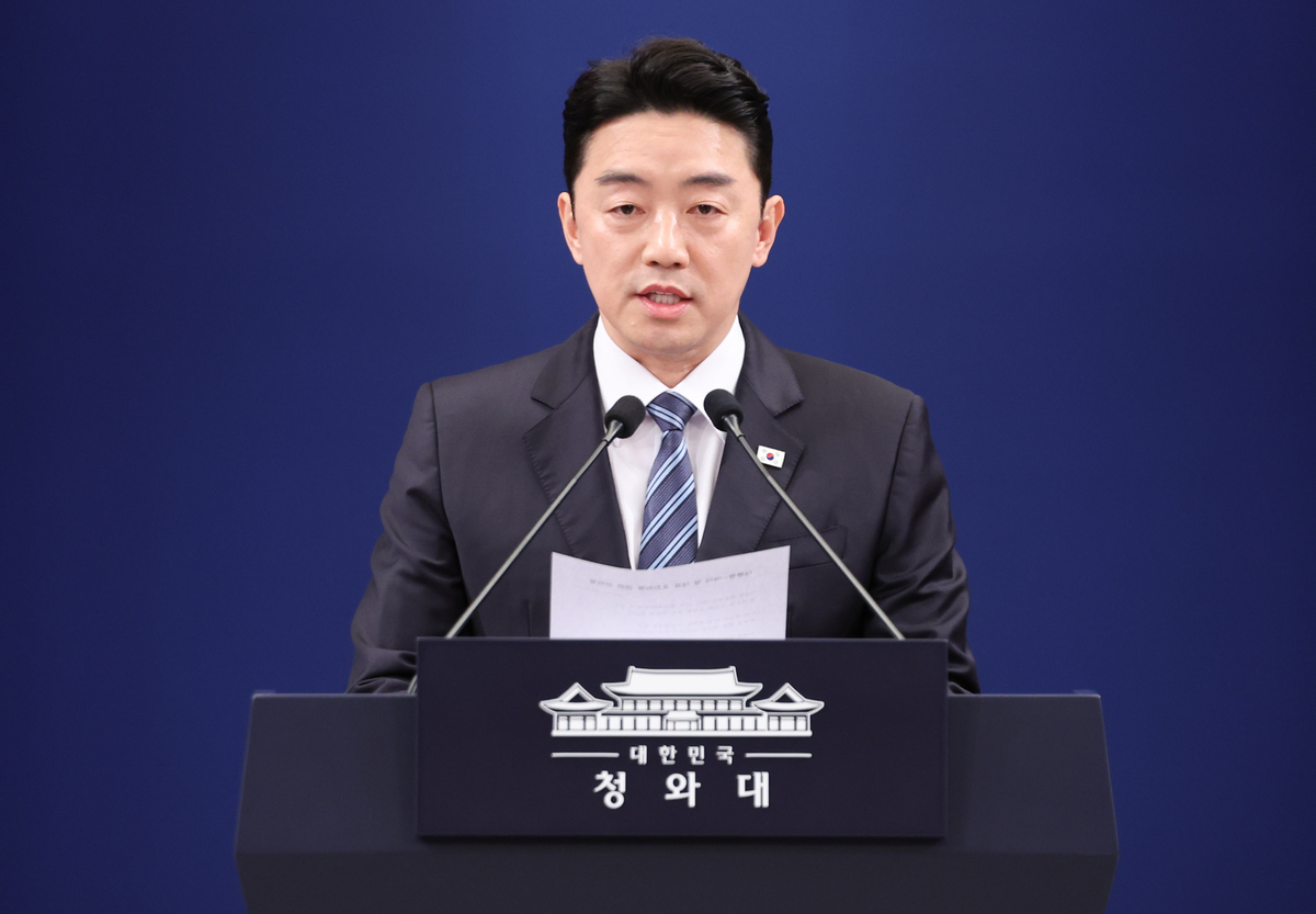 강훈식 대통령 비서실장이 11일 청와대 춘추관에서 여야 양당 대표 초청 오찬 회동 관련 브리핑을 하고 있다.