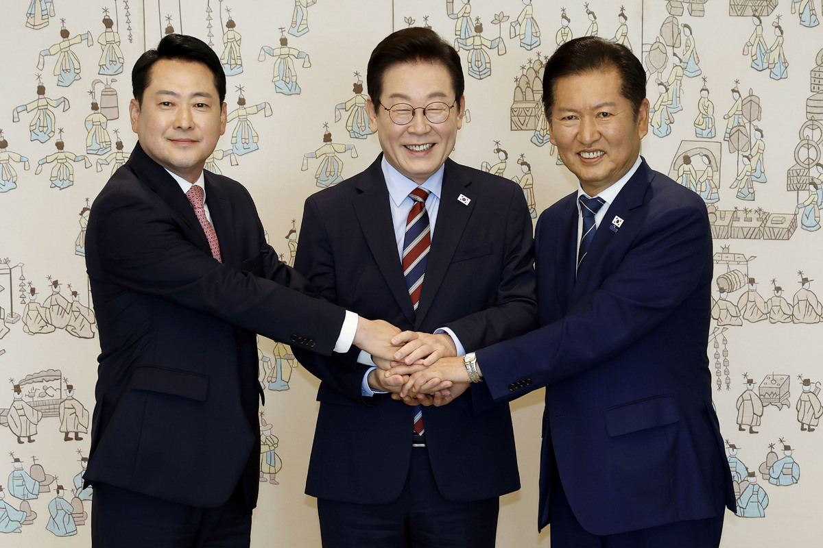 2025년 9월 8일 이재명 대통령이 서울 용산 대통령실 청사에서 열린 여야 지도부 오찬 회동에서 정청래 더불어민주당 대표, 장동혁 국민의힘 대표와 기념촬영을 하고 있다. 뉴시스