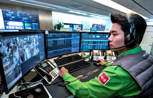 경기 수원시 에스원 보안관제센터에서 관제사들이 관제 정보를 실시간으로 살펴보고 있다. 에스원 제공