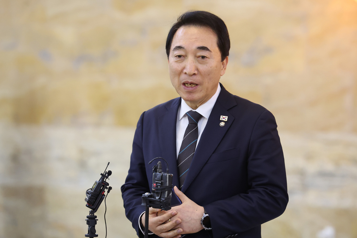 박수현 더불어민주당 대변인이 10일 서울 여의도 국회에서 더불어민주당 비공개 의원총회를 마친 후 회의 결과를 브리핑 하고 있다. 뉴스1