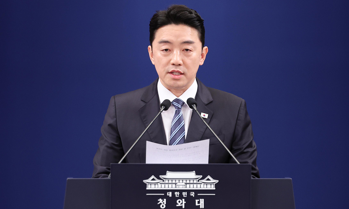 강훈식 대통령 비서실장이 11일 청와대 춘추관에서 여야 양당 대표 초청 오찬 회동 관련 브리핑을 하고 있다. 청와대통신사진기자단