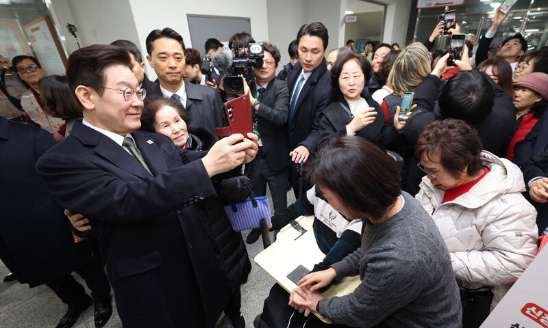 이재명 대통령이 설 연휴를 앞두고 11일 충북 충주 건강복지타운 ‘먹거리 그냥드림 코너’에서 시민들과 기념사진을 찍고 있다. 청와대사진기자단