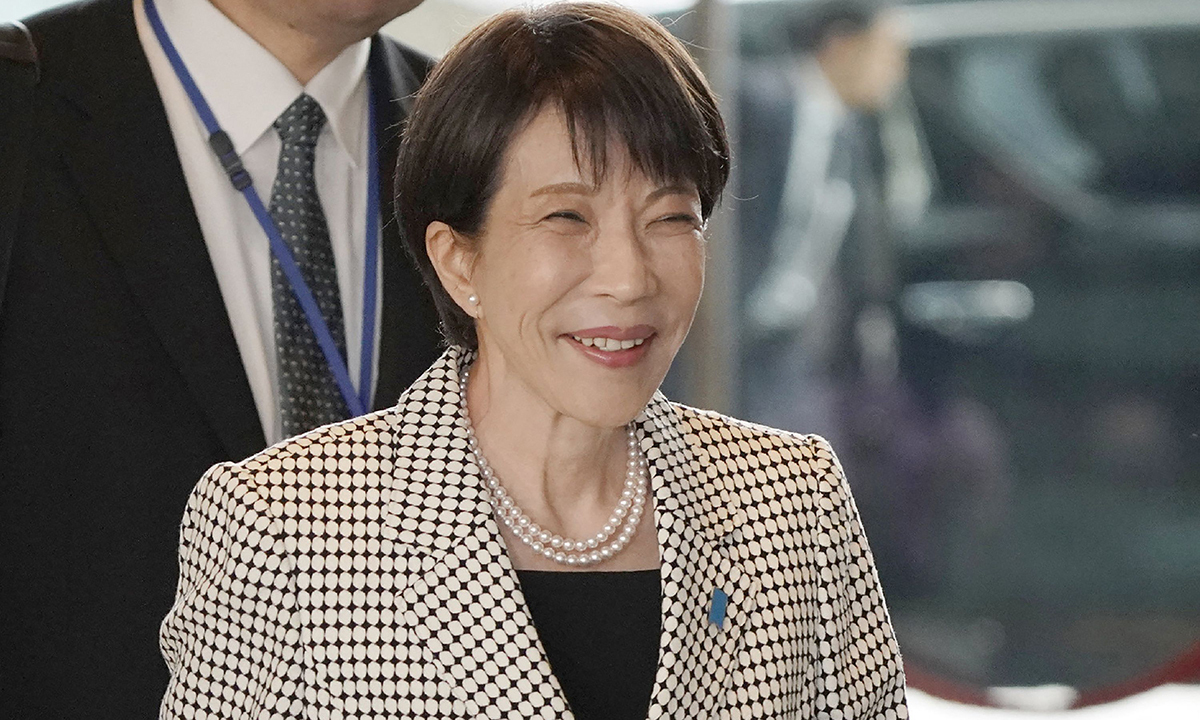 다카이치 사나에 일본 총리가 지난 10일 밝은 표정으로 도쿄 총리관저에 들어서고 있다. 도쿄=AFP연합뉴스