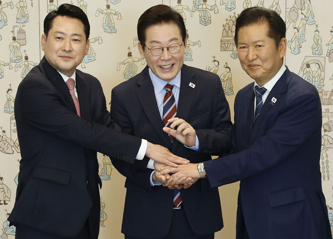 이재명 대통령이 2025년 9월 8일 서울 용산 대통령실 청사에서 열린 여야 지도부 오찬 회동에서 정청래 더불어민주당 대표, 장동혁 국민의힘 대표와 기념촬영을 하고 있다.