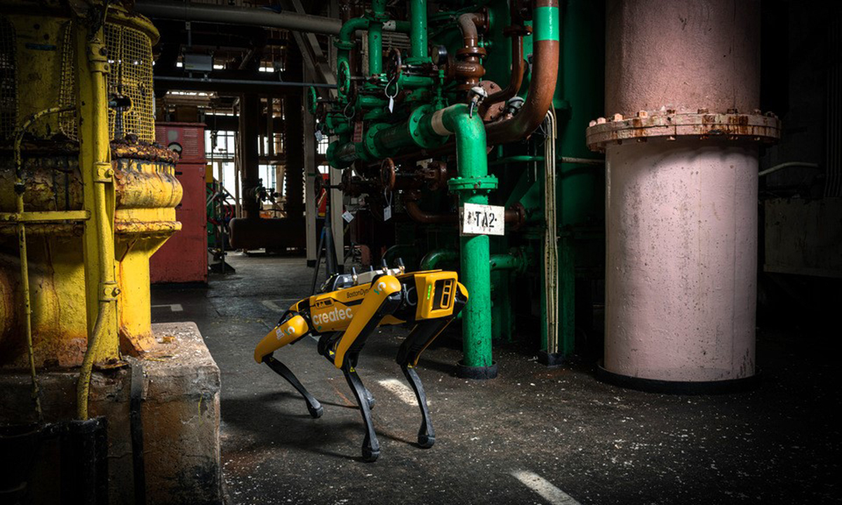 현대차 사족 보행 로봇 ‘스팟’, 英 원자력시설 해체 투입 현대차그룹은 로봇 전문 계열사 보스턴다이내믹스의 4족 보행 로봇 ‘스팟(Spot)’이 영국에서 원자력 시설 해체 작업에 투입된 장면을 11일 공개했다. 다양한 감지 센서와 기능을 장착한 스팟은 기동성이 뛰어나 거친 지형과 복잡한 구조물 내에서도 안정적으로 이동할 수 있다. 스팟이 방사선 고위험도 현장에서 자료 수집과 원격 점검, 시료 채취 작업 등을 수행하고 있다. 현대차그룹 제공