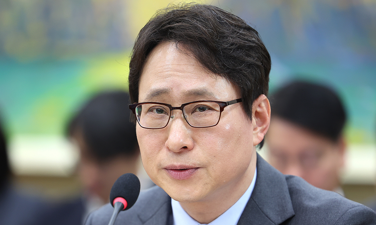 이재원 빗썸 대표가 11일 서울 여의도 국회 정무위원회에서 열린 빗썸의 비트코인 오지급 사태와 관련 긴급현안질의에 출석해 의원 질의에 답하고 있다. 뉴스1