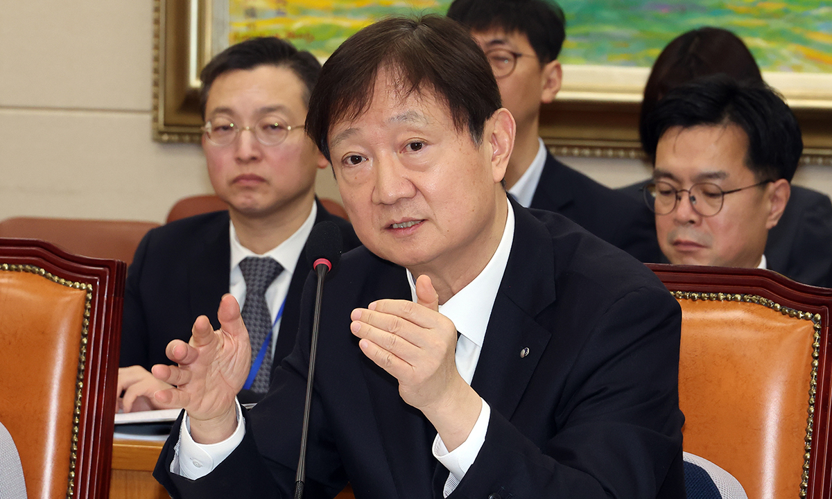 이찬진 금융감독원장이 11일 국회에서 열린 정무위원회의 국내 가상자산거래소 빗썸에서 발생한 거액의 비트코인 오지급 사태를 놓고 벌인 긴급 현안질의에서 여야 의원들의 질의에 답하고 있다. 연합뉴스