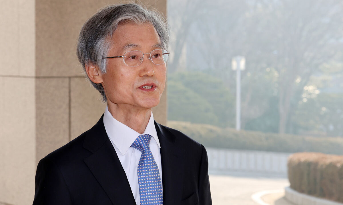 조희대 대법원장이 12일 오전 서울 서초구 대법원으로 출근하며 취재진의 질문에 답하고 있다. 뉴시스