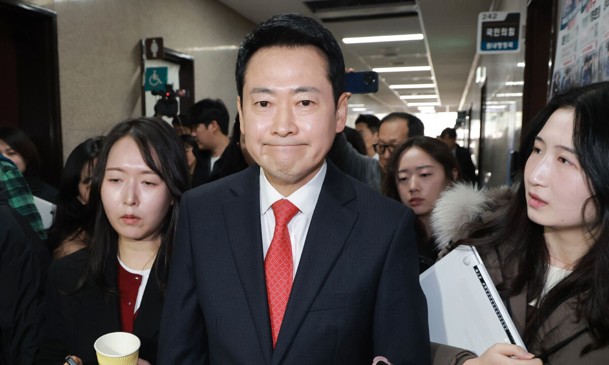 국민의힘 장동혁 대표가 12일 국회 당 대표실로 향하고 있다. 장 대표는 이날 예정됐던 이재명 대통령과의 오찬에 불참한다. 연합뉴스