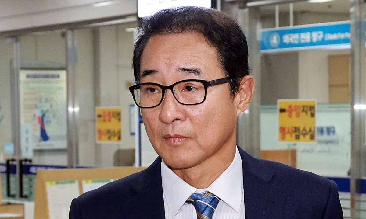 더불어민주당 2021년 전당대회 돈봉투 사건에 연루돼 1심에서 징역형의 집행유예를 받은 이성만 전 의원이 2025년 9월 19일 서울 서초구 서울고법에서 열린 항소심 선고 공판에 출석하고 있다. 연합뉴스