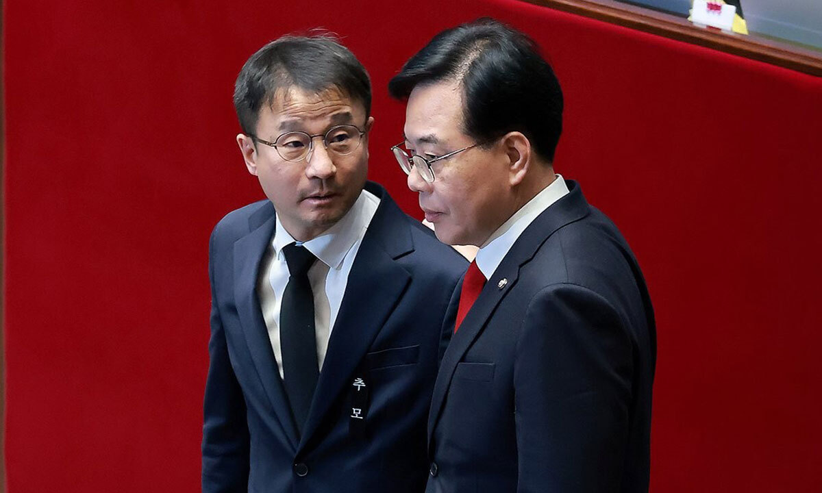 1월 29일 국회에서 열린 본회의에서 더불어민주당 한병도 원내대표(왼쪽)와 국민의힘 송언석 원내대표가 방일 일정으로 본회의에 불참한 안규백 국방부 장관과 관련해 우원식 국회의장과 의장석에서 논의한 뒤 자리로 돌아가고 있다.