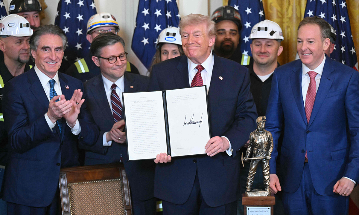 석탄 화전 전력구매 행정명령 도널드 트럼프 미국 대통령(앞줄 왼쪽 세번째)이 11일(현지시간) 워싱턴 백악관에서 더그 버검 내무부 장관(〃첫번째), 마이크 존슨 하원 의장(〃두번째), 리 젤딘 환경보호청장 등이 참석한 가운데 열린 석탄산업 진흥 행사에서 군이 석탄을 연료로 사용하는 화력발전소로부터 전력을 구매하도록 지시하는 행정명령에 서명한 뒤 웃고 있다. 워싱턴=AFP연합뉴스