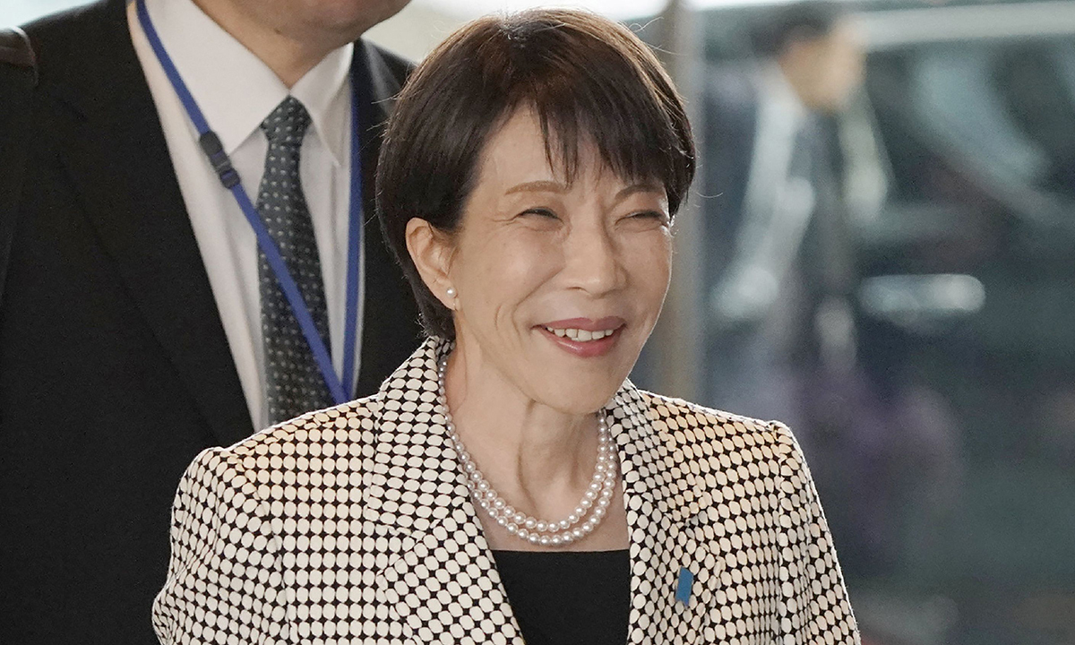 지난 10일 다카이치 사나에 일본 총리가 환화게 웃으며 일본 도쿄의 총리 공관으로 들어서고 있다. AFP연합뉴스