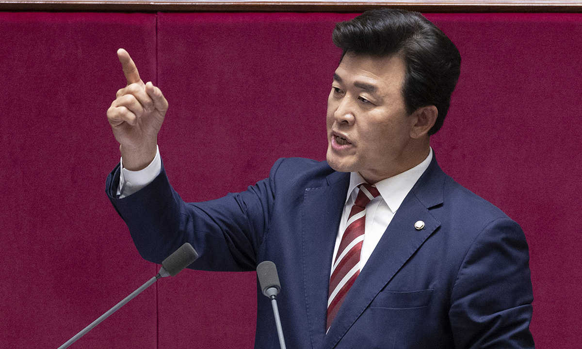 국민의힘 윤영석 의원이 지난 10일 국회에서 열린 경제에 관한 대정부 질문 도중 질의 내용에 항의하는 여당 의원들에게 답하고 있다. 연합뉴스