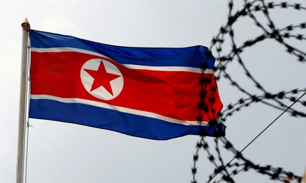 남북한 간 대화, 교류가 꽉 막힌 가운데 이산가족 교류가 사실상 중단된 것으로 봐도 무방한 역대 최저 실적을 기록했다. 사진은 북한의 한 재외공관에 휘날리는 북한 깃발 모습. 로이터연합뉴스