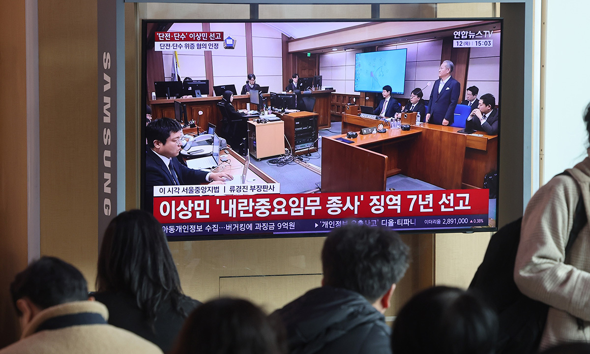 12·3 비상계엄 당시 언론사 단전·단수 지시를 전달하는 등 내란에 가담한 혐의로 기소된 이상민 전 행정안전부 장관의 1심 선고가 열린 12일 서울역에서 시민들이 관련 뉴스를 보고 있다. 연합뉴스