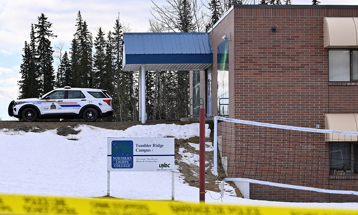 최근 총기난사 사건으로 9명이 숨진 캐나다 브리티시컬럼비아주 텀블러리지 학교에 11일(현지시간) 경찰차가 세워져 있다. 로이터연합뉴스