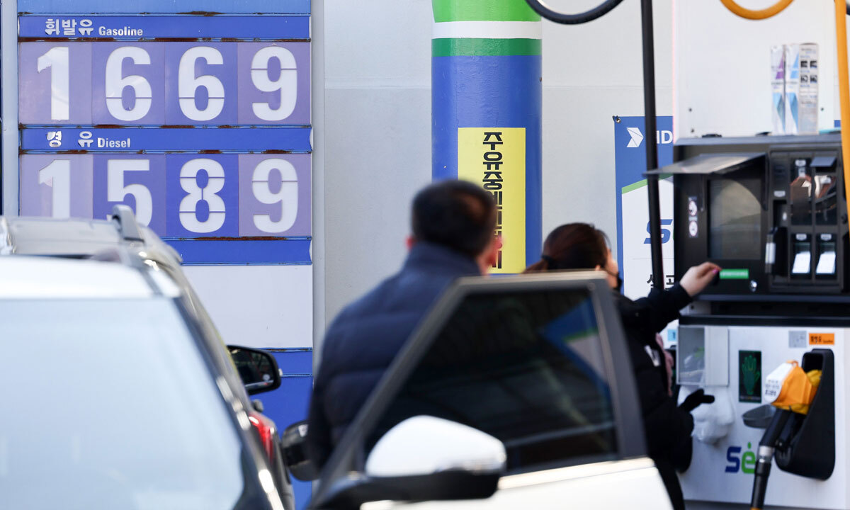 국내 주유소 휘발유와 경유 주간 평균 가격이 하락세를 이어가고 있는 8일 서울의 한 주유소에 휘발유와 경유 가격이 표시돼 있다. 뉴스1
